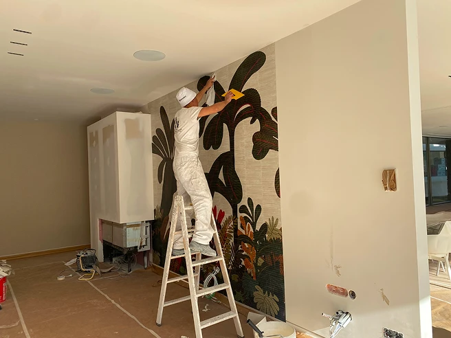Pintores poniendo papel pintado